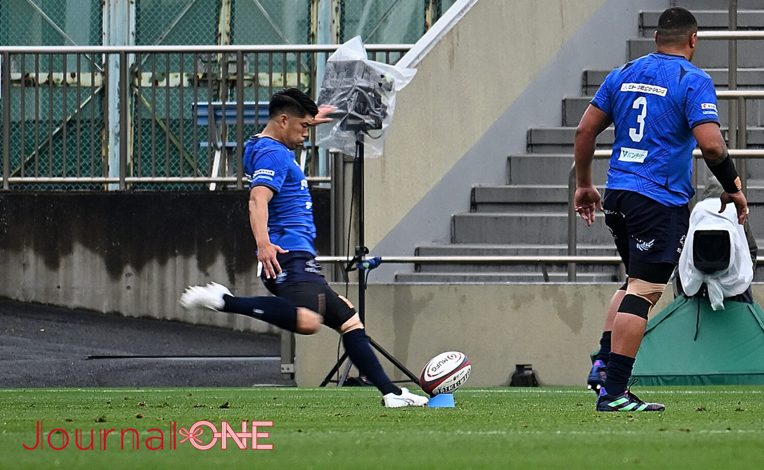 ジャパンラグビー リーグワン プレーオフ 埼玉パナソニックワイルドナイツvs横浜キヤノンイーグルス W杯2023日本代表レギュラーを狙う・松田力也(Panasonic)の華麗なキック-Journal-ONE撮影