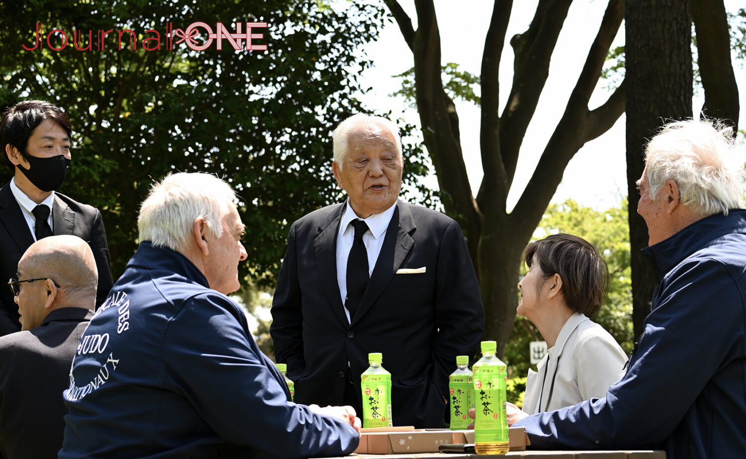 柔道の創設者・嘉納治五郎師範の墓前祭でフランス人柔道家と思い出話をする山本四郎九段-Journal-ONE撮影