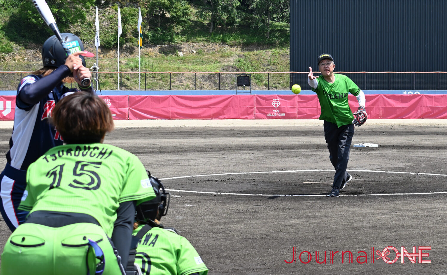 女子ソフトボール JDリーグ交流戦 西予ラウンドの始球式に登場した管家一夫西予市長-Journal-ONE撮影