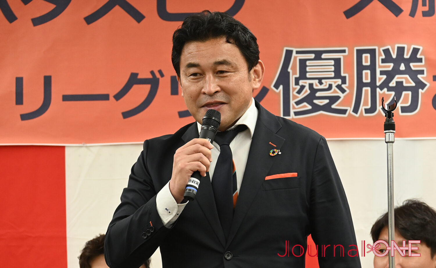 ラグビー リーグワン 優勝したクボタスピアーズ船橋・東京ベイの優勝報告会(船橋市役所)で笑顔を見せる石川充ゼネラルマネジャー-Journal-ONE撮影