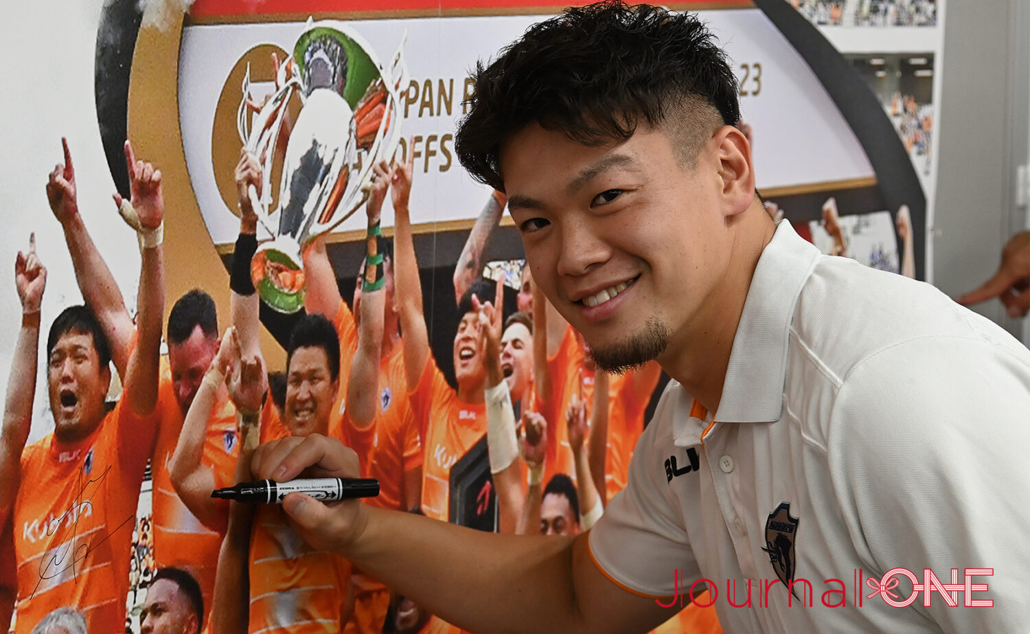 ラグビー リーグワン 優勝したクボタスピアーズ船橋・東京ベイの優勝報告会(船橋市役所)で笑顔を見せる根塚洸雅選手-Journal-ONE撮影