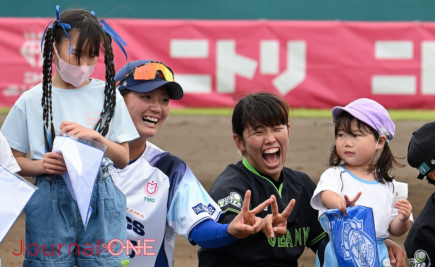 女子ソフトボール JDリーグ交流戦 いつも明るい伊予銀行ヴェールズの安川裕美選手-Journal-ONE撮影