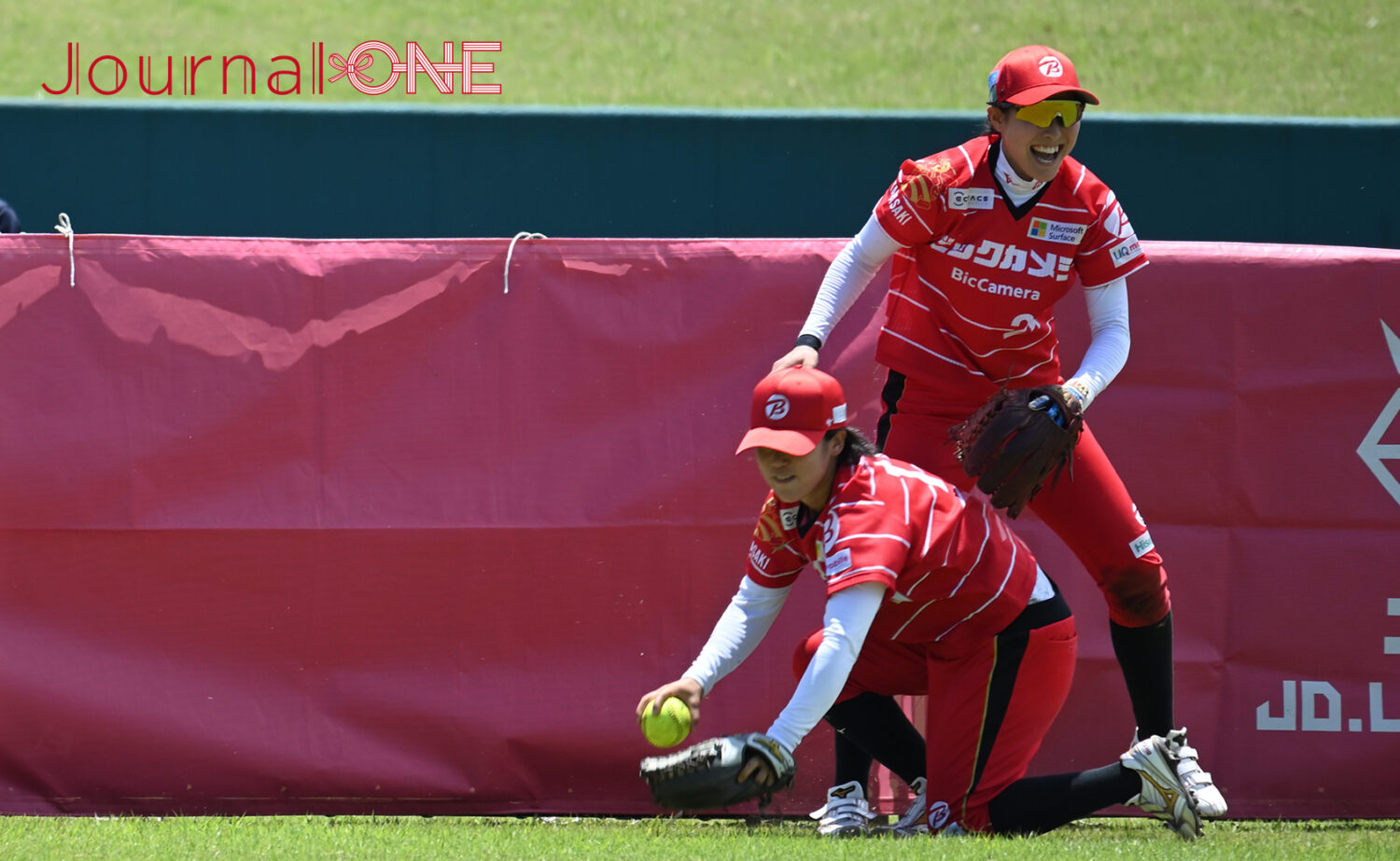女子ソフトボール JDリーグ交流戦 ビックカメラ高崎ビークイーンの上野由岐子投手を助けて好捕する選手たち-Journal-ONE撮影