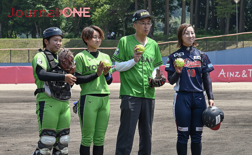 女子ソフトボール JDリーグ交流戦 最終戦 伊予銀行ヴェールズホームゲームを誘致した愛媛県西予市の管家一夫市長-Journal-ONE撮影