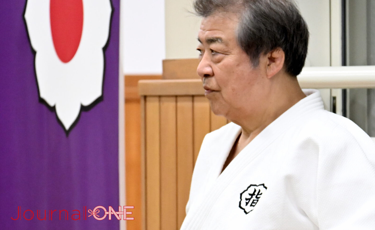 柔道の総本山・講道館の大道場で乱取りを見守る第5代館長の上村春樹館長-Journal-ONE撮影