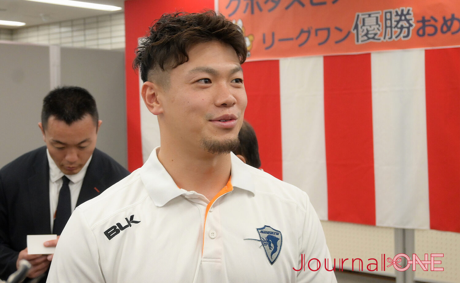 ラグビー リーグワン 優勝したクボタスピアーズ船橋・東京ベイの優勝報告会（船橋市役所）で笑顔を見せる根塚洸雅選手-Journal-ONE撮影