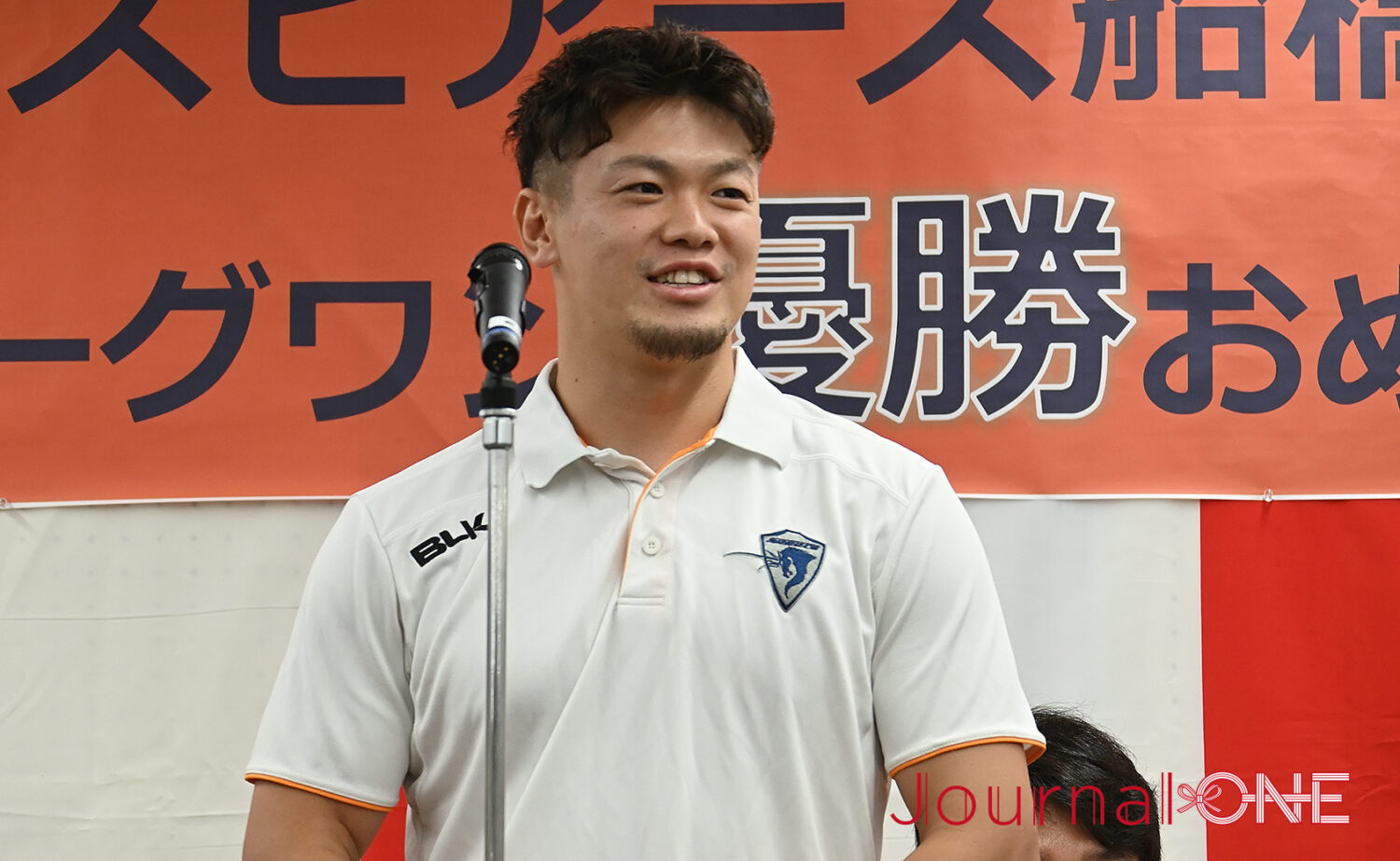 ラグビー リーグワン 優勝したクボタスピアーズ船橋・東京ベイの優勝報告会(船橋市役所)で笑顔を見せる根塚洸雅選手-Journal-ONE撮影