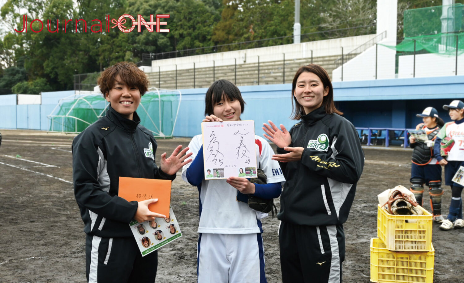 JR四国と伊予銀行 ”四国を元気に!プロジェクト” で宇和中学ソフトボール部と交流する庄司 奈々投手と辻井 美波選手（伊予銀行VERTZ）-Journal-ONE撮影