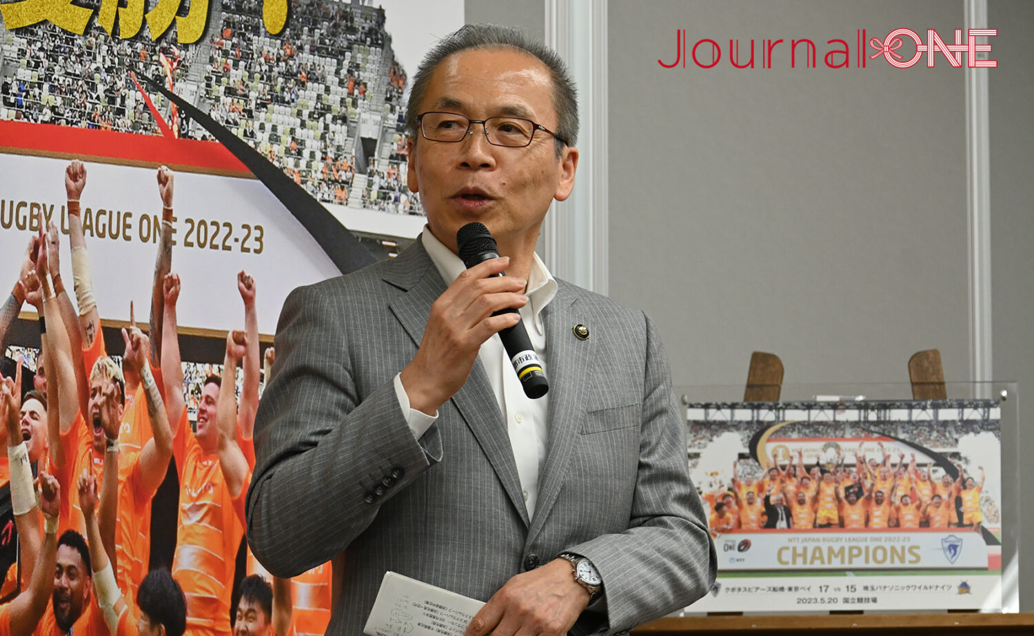 ラグビー リーグワン 優勝したクボタスピアーズ船橋・東京ベイの優勝報告会(船橋市役所)で笑顔を見せる松戸 徹船橋市長-Journal-ONE撮影