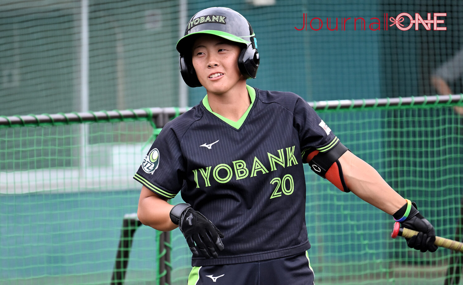 女子ソフトボール JDリーグ交流戦 2つの犠打を成功させた伊予銀行ヴェールズの吉金亜希子選手-Journal-ONE撮影