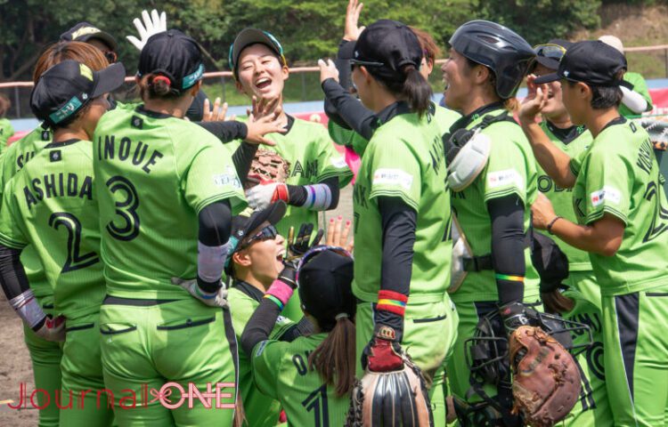 女子ソフトボール JDリーグ交流戦 最終戦に勝利し喜ぶ伊予銀行ヴェールズの選手たち-Journal-ONE撮影