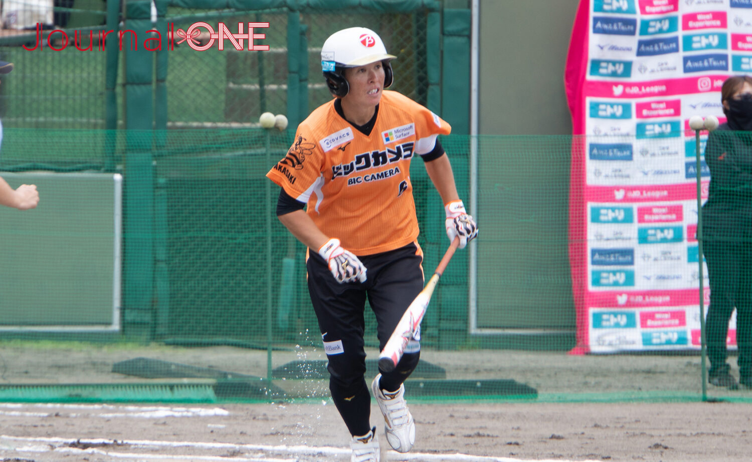 女子ソフトボール JDリーグ交流戦 予備節 ビックカメラ高崎ビークイーン 先制タイムリーを放つ藤田倭選手-Journal-ONE撮影