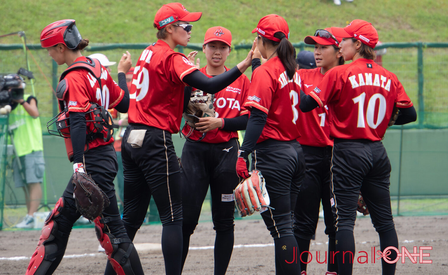 女子ソフトボール JDリーグ交流戦 予備節 トヨタレッドテリアーズ コメントする鎌田 優希選手-Journal-ONE撮影