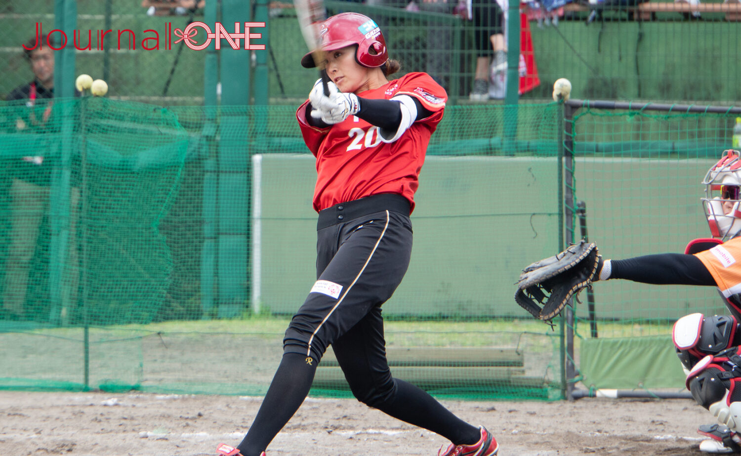 女子ソフトボール JDリーグ交流戦 予備節 トヨタレッドテリアーズ 逆転タイムリーを放つ切石結女選手-Journal-ONE撮影