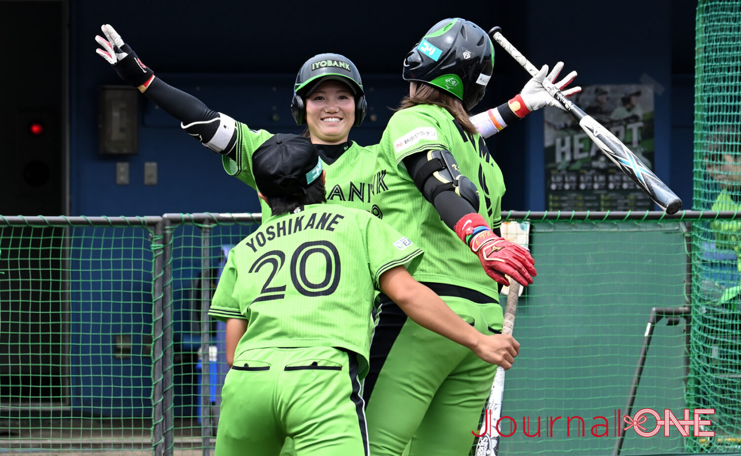 女子ソフトボール JDリーグ交流戦 最終戦に勝利し喜ぶ伊予銀行ヴェールズの選手たち-Journal-ONE撮影