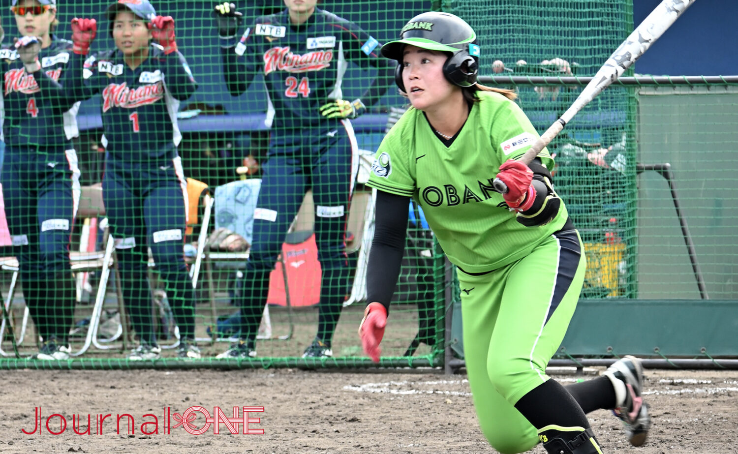 女子ソフトボール JDリーグ交流戦 最終戦で先制のソロ本塁打を放った本間 紀帆選手(伊予銀行ヴェールズ)-Journal-ONE撮影