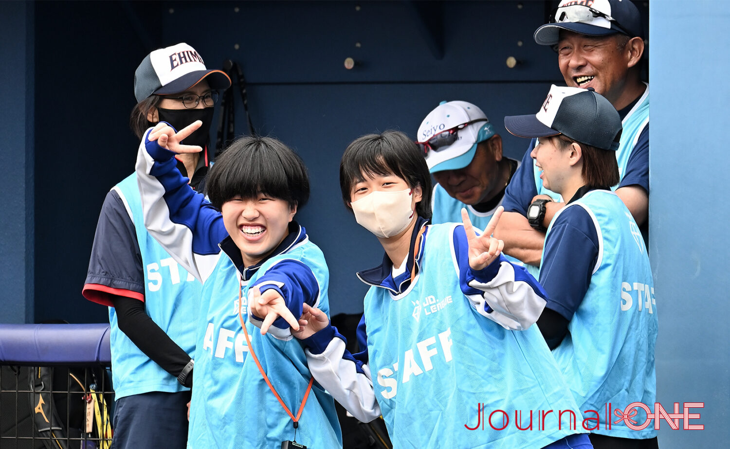 JR四国と伊予銀行 ”四国を元気に!プロジェクト” で宇和中学ソフトボール部と交流する庄司 奈々投手と辻井 美波選手(伊予銀行VERTZ)-Journal-ONE撮影