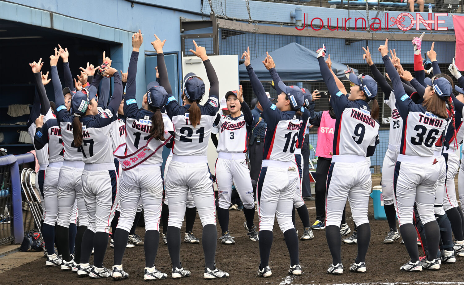 女子ソフトボール JDリーグ交流戦 最終戦に勝利し喜ぶ大垣ミナモの選手たち-Journal-ONE撮影