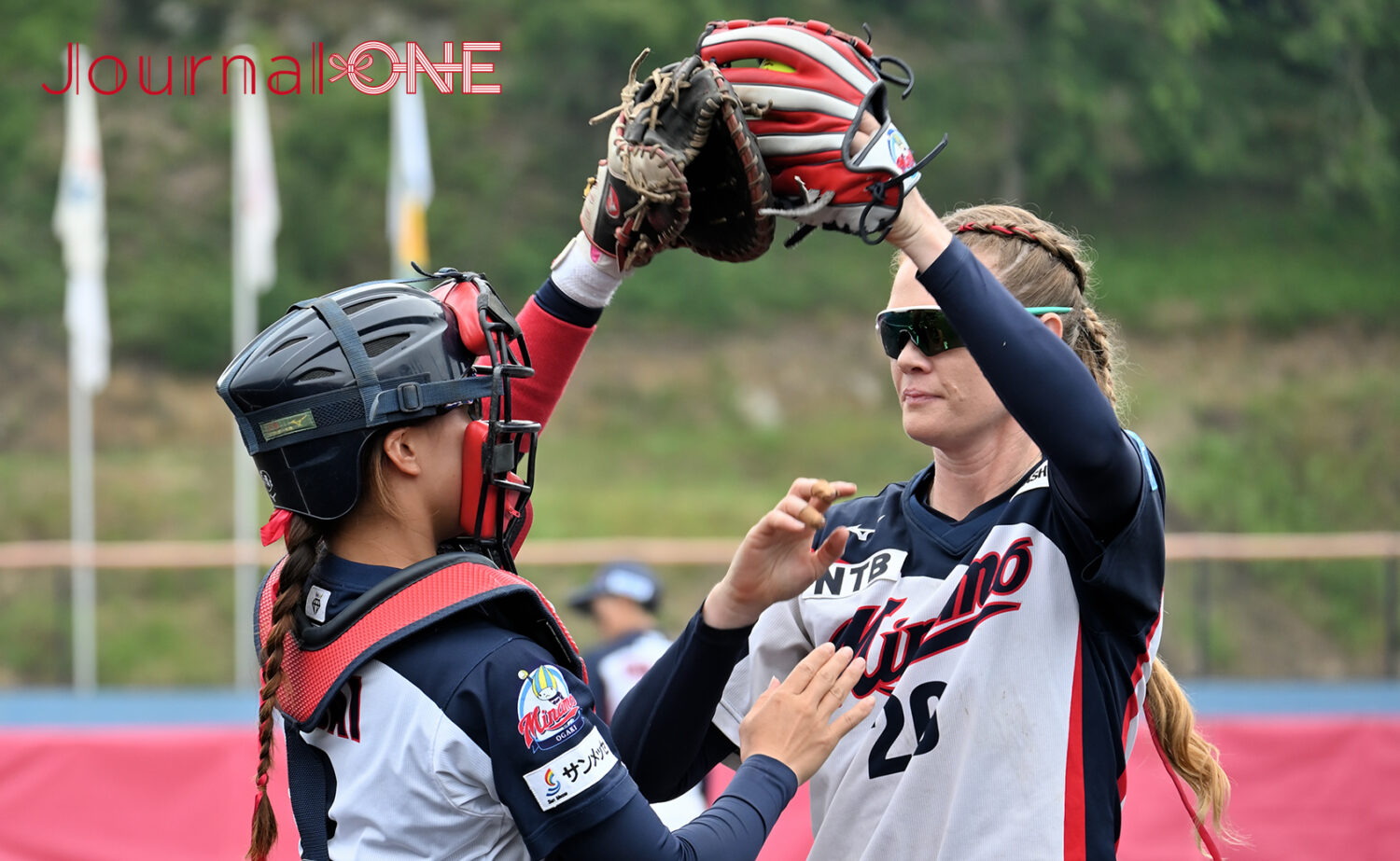 女子ソフトボール JDリーグ交流戦 力投する大垣ミナモのEllen ROBERTS(エレン・ロバーツ)投手-Journal-ONE撮影