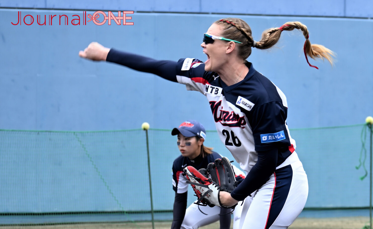 女子ソフトボール JDリーグ交流戦 力投する大垣ミナモのEllen ROBERTS（エレン・ロバーツ）投手-Journal-ONE撮影