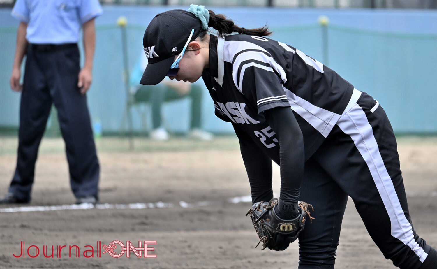 女子ソフトボール JDリーグ交流戦 力投する日本精工ブレイブベアリーズの小栗 巳緒乃投手-Journal-ONE撮影