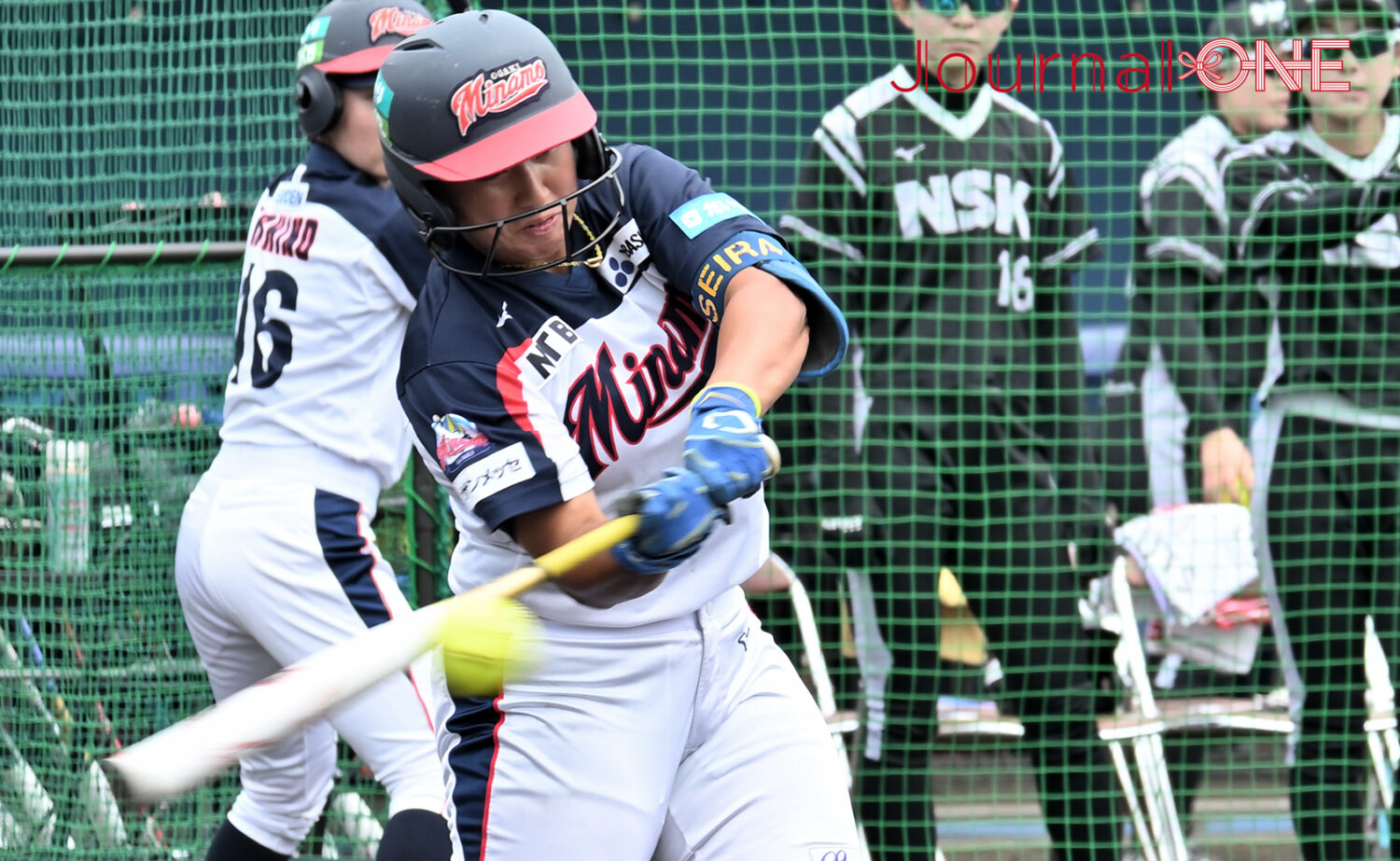 女子ソフトボール JDリーグ交流戦 決勝の3塁打を放つ大垣ミナモの大谷 聖良選手-Journal-ONE撮影
