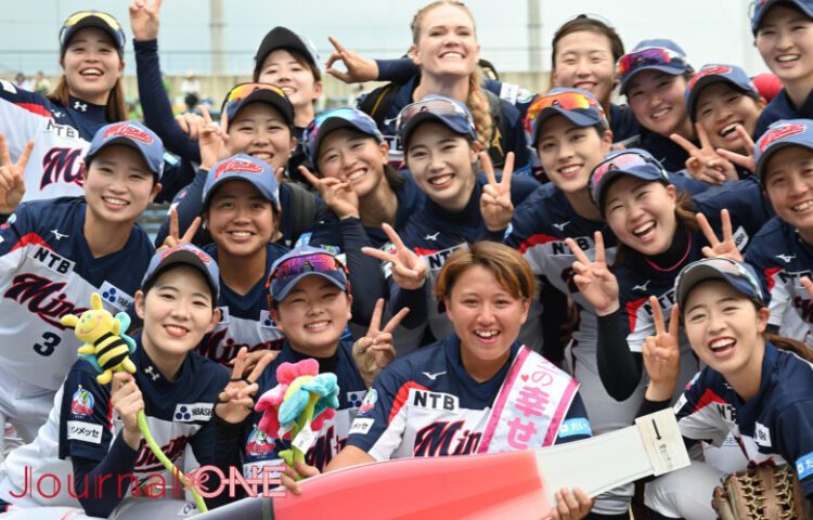 女子ソフトボール JDリーグ交流戦 最終戦に勝利し喜ぶ大垣ミナモの選手たち-Journal-ONE撮影