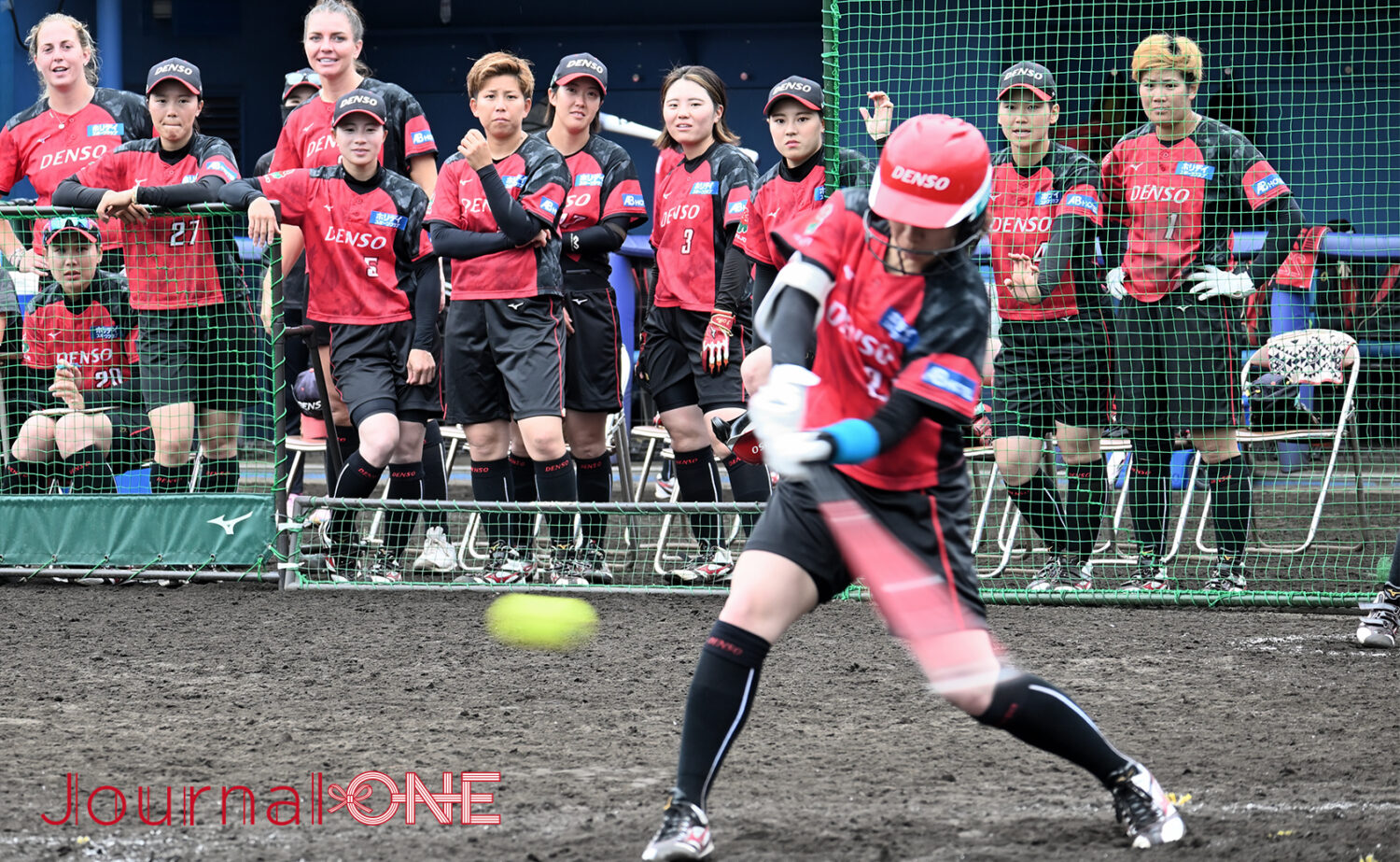 女子ソフトボール JDリーグ交流戦 本塁打を放った小島 あみ選手（デンソーブライトペガサス）-Journal-ONE撮影