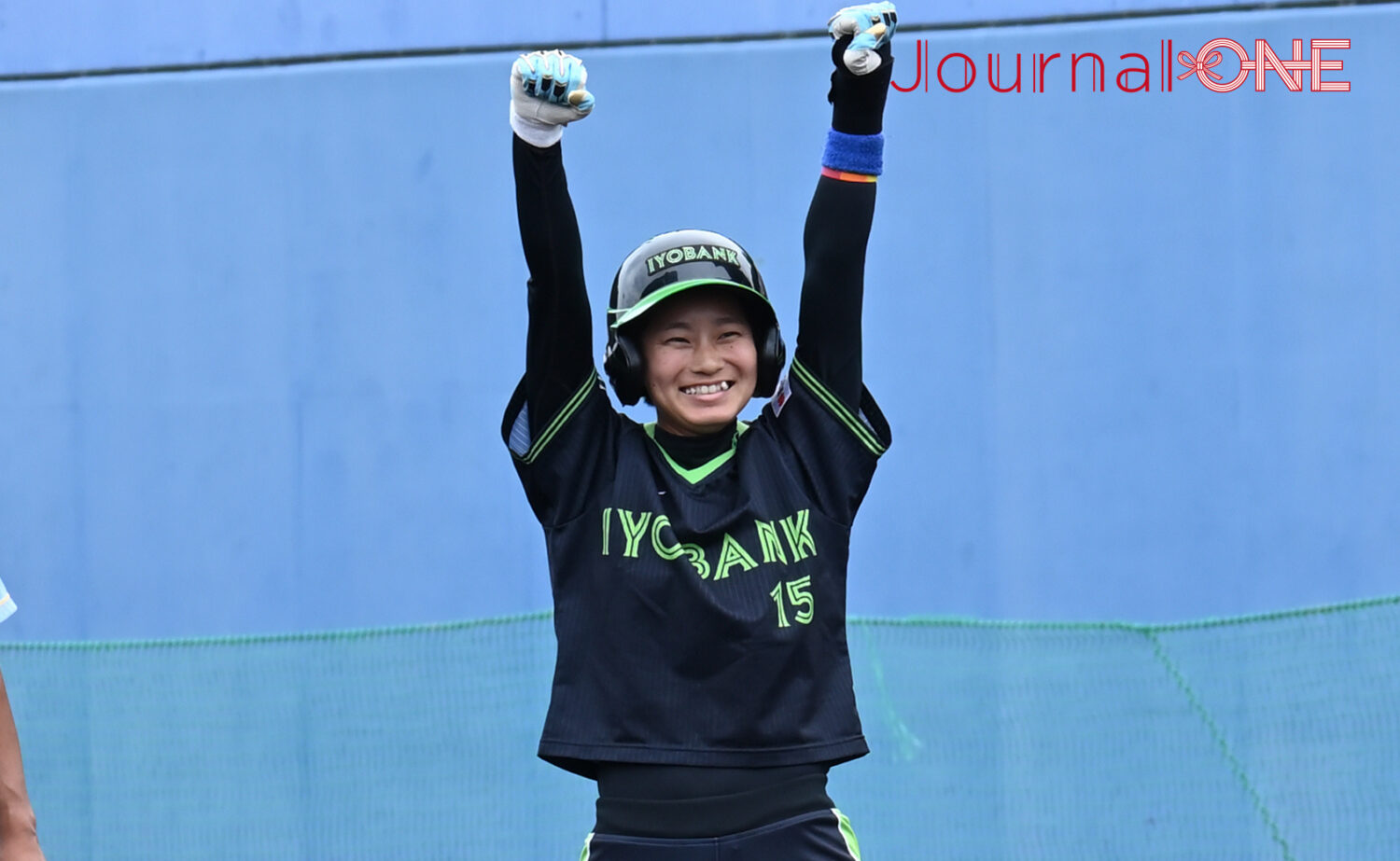 女子ソフトボール JDリーグ交流戦 最終戦で途中出場からヒットを放つ坪内 楓選手(伊予銀行ヴェールズ)-Journal-ONE撮影