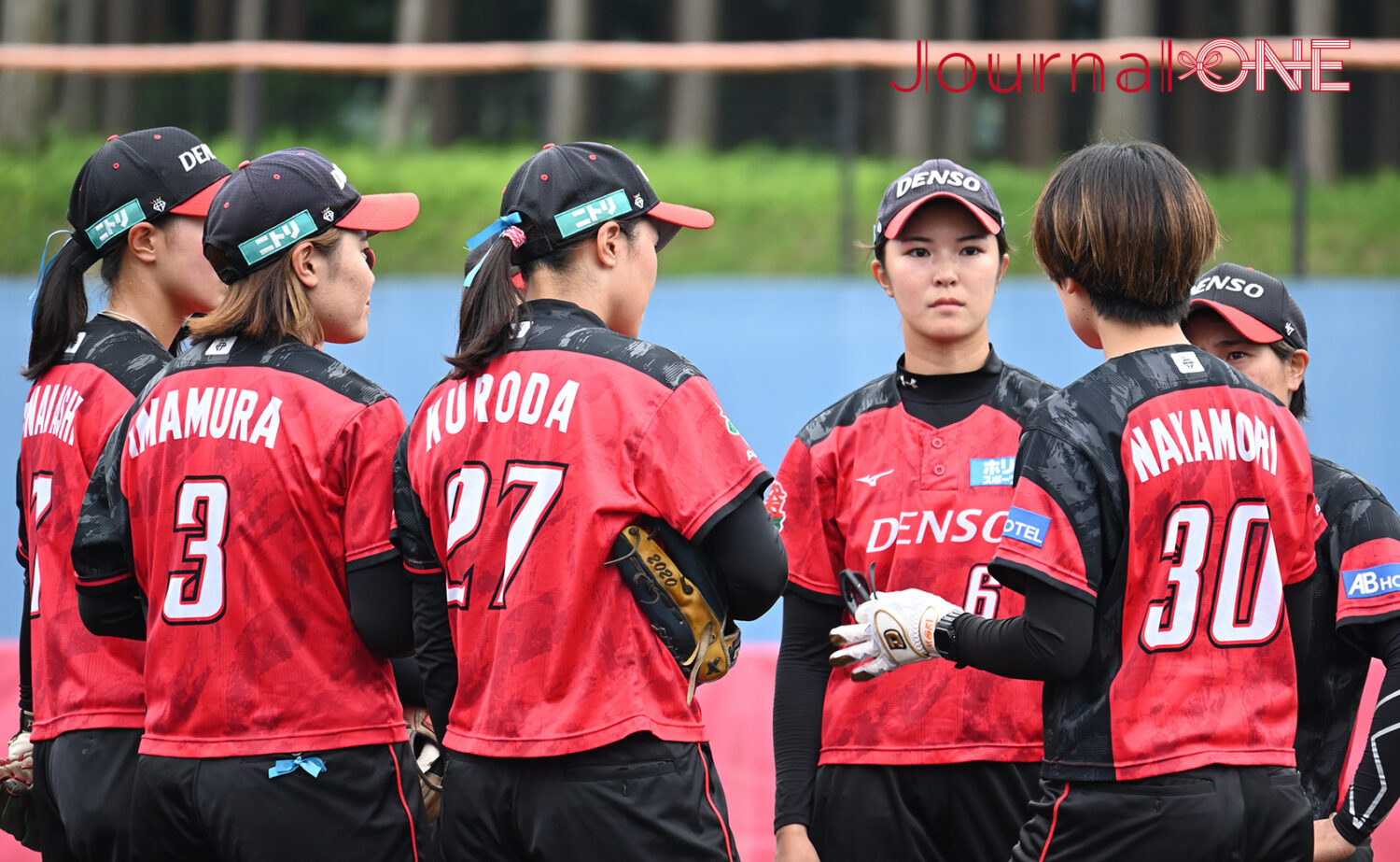 女子ソフトボール JDリーグ交流戦 選手達に話しかけるデンソーブライトペガサスの中森 菜摘監督-Journal-ONE撮影