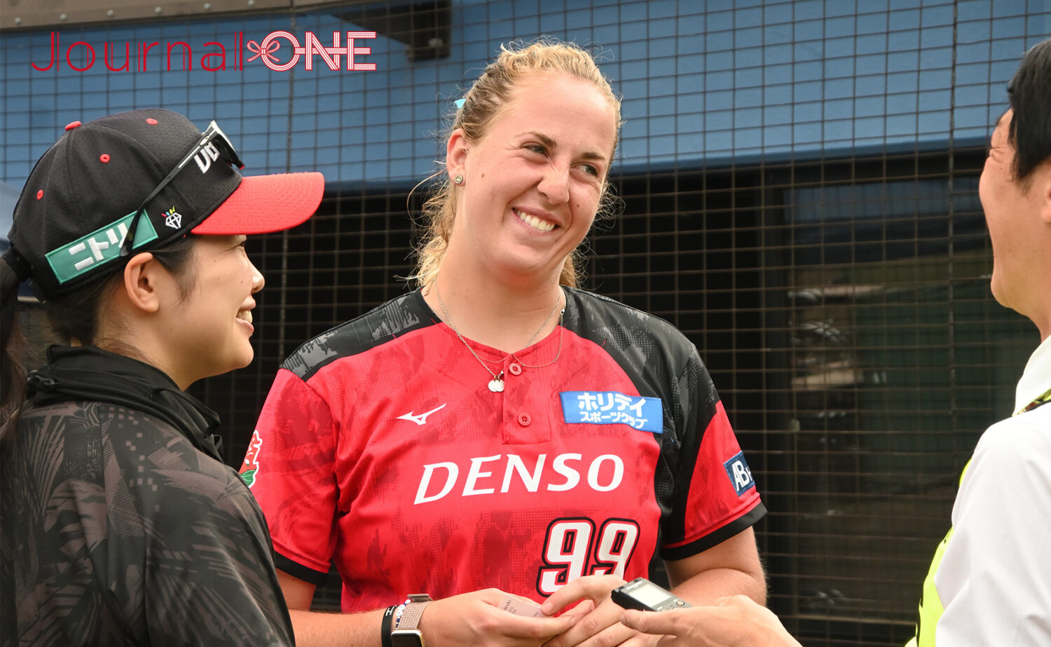 女子ソフトボール JDリーグ交流戦 初来日の感想を話すAlexis HANDLEY（アレクシス・ヘンドリー）投手（デンソーブライトペガサス）-Journal-ONE撮影