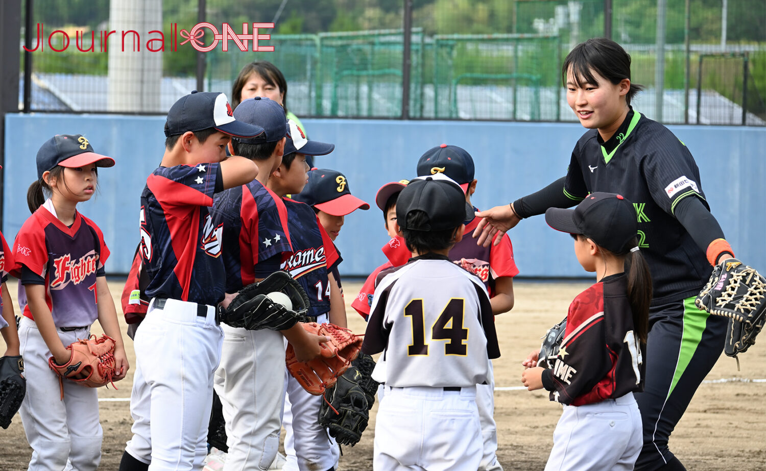 女子ソフトボール JDリーグ交流戦 最終戦の西予ラウンドで開催された伊予銀行VERTZのソフトボールクリニック-Journal-ONE撮影