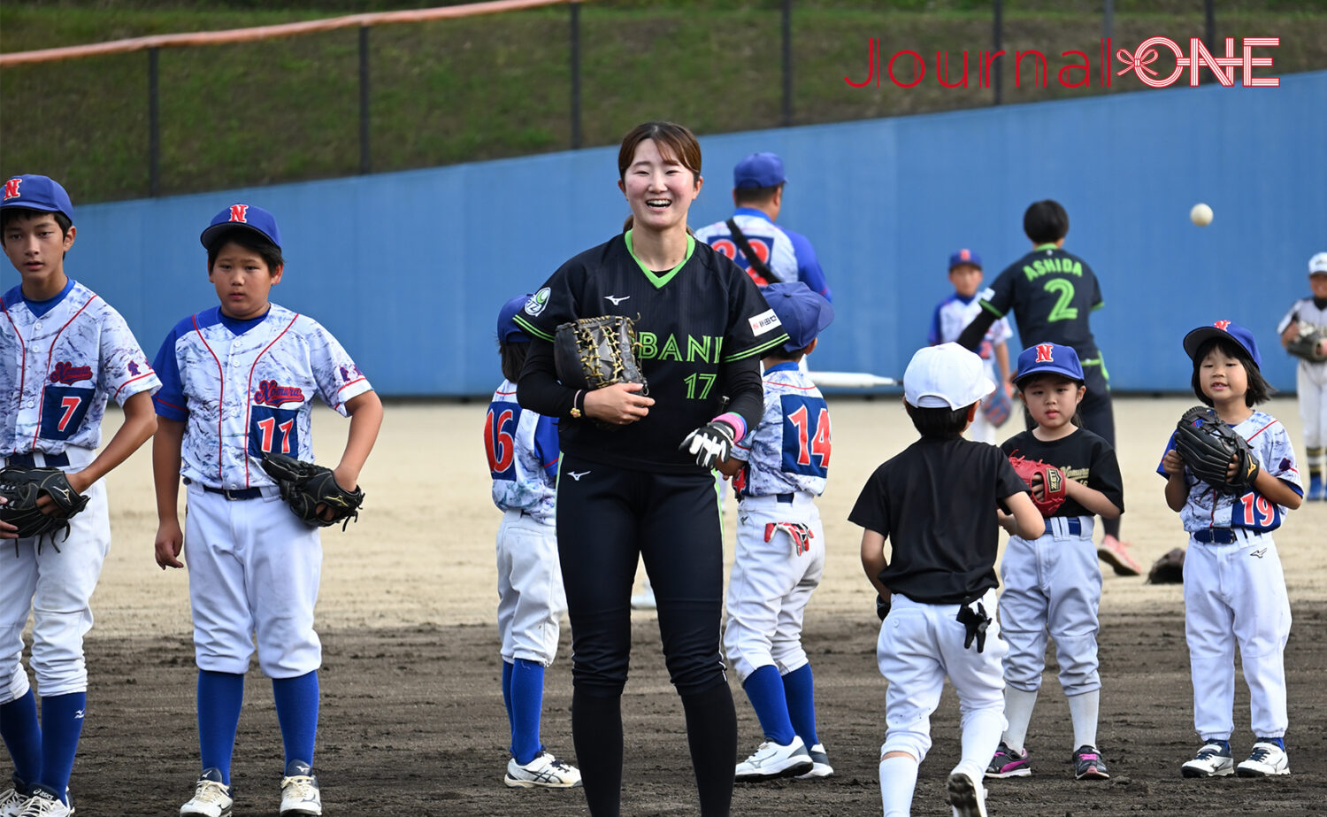 女子ソフトボール JDリーグ交流戦 最終戦の西予ラウンドで開催された伊予銀行VERTZのソフトボールクリニック-Journal-ONE撮影