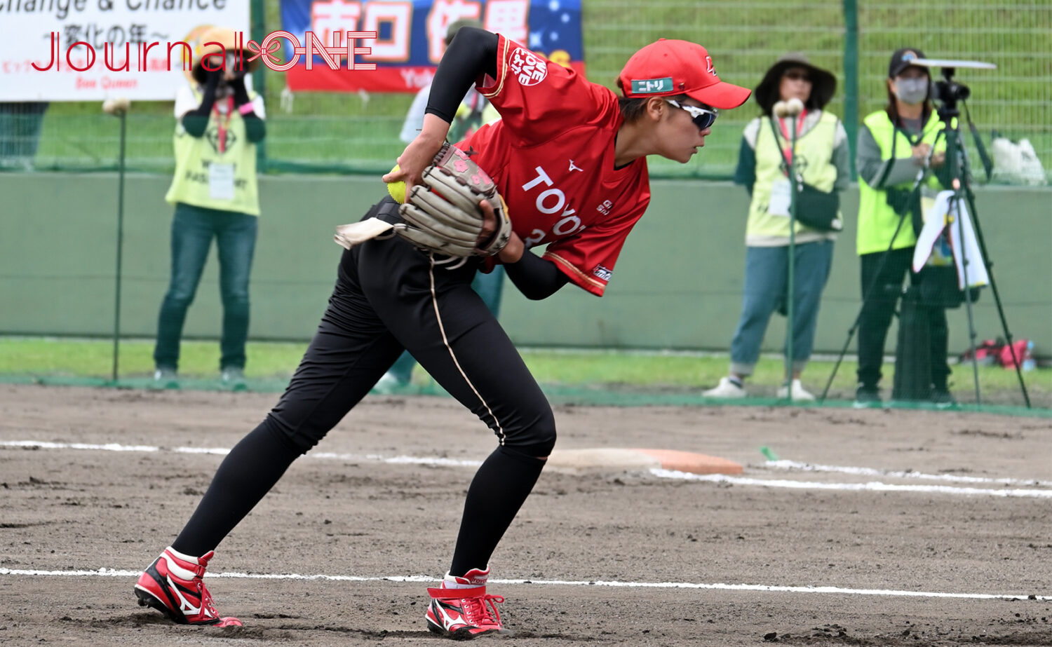 女子ソフトボール JDリーグ交流戦 予備節 トヨタレッドテリアーズ 先発の三輪さくら投手-Journal-ONE撮影