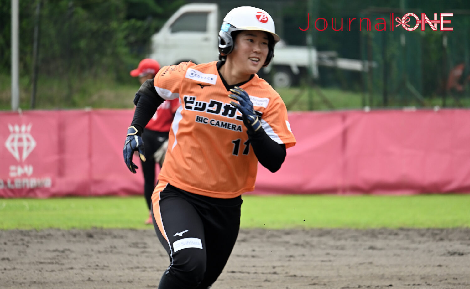 女子ソフトボール JDリーグ交流戦 予備節 ビックカメラ高崎ビークイーン 左越え本塁打を放つ松本玲奈選手-Journal-ONE撮影