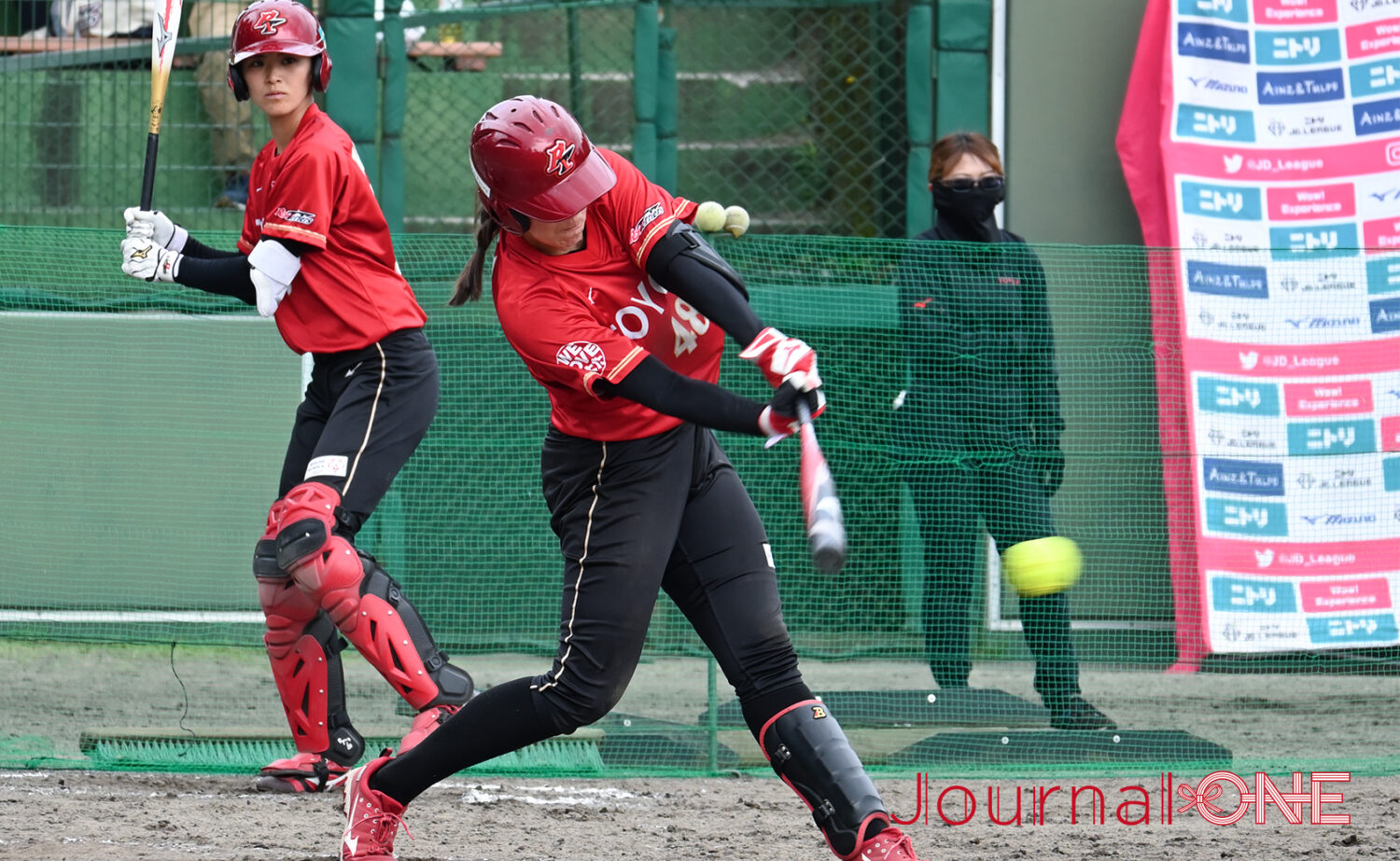 女子ソフトボール JDリーグ交流戦 予備節 トヨタレッドテリアーズ 同点タイムリーを放つバッバ・ニクルス選手-Journal-ONE撮影