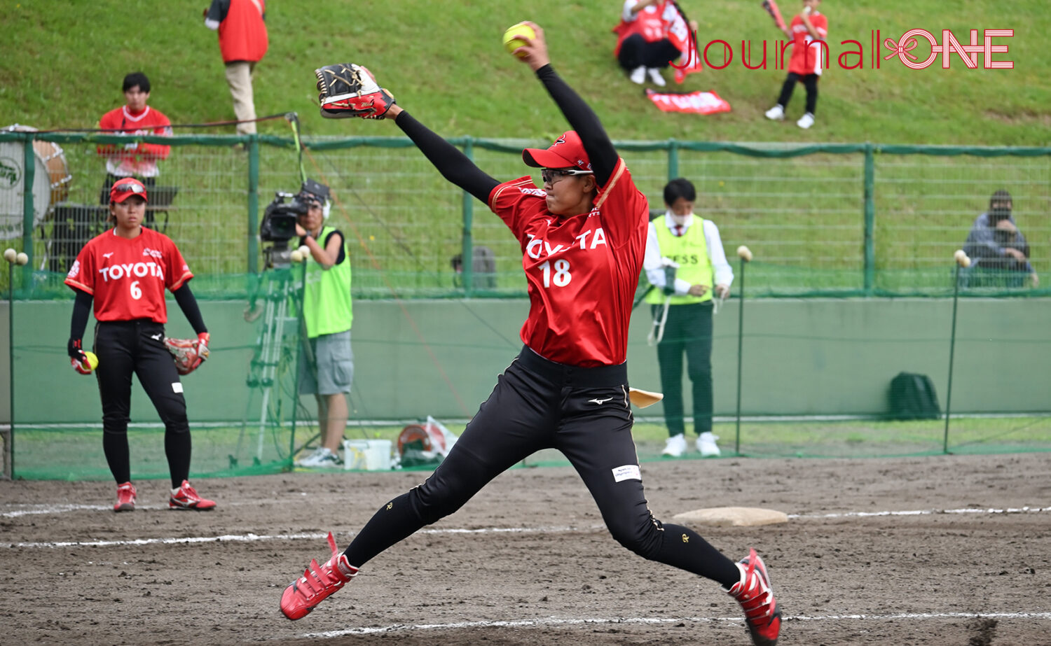 女子ソフトボール JDリーグ交流戦 予備節 トヨタレッドテリアーズ 好救援で13勝目を挙げた後藤希友投手-Journal-ONE撮影