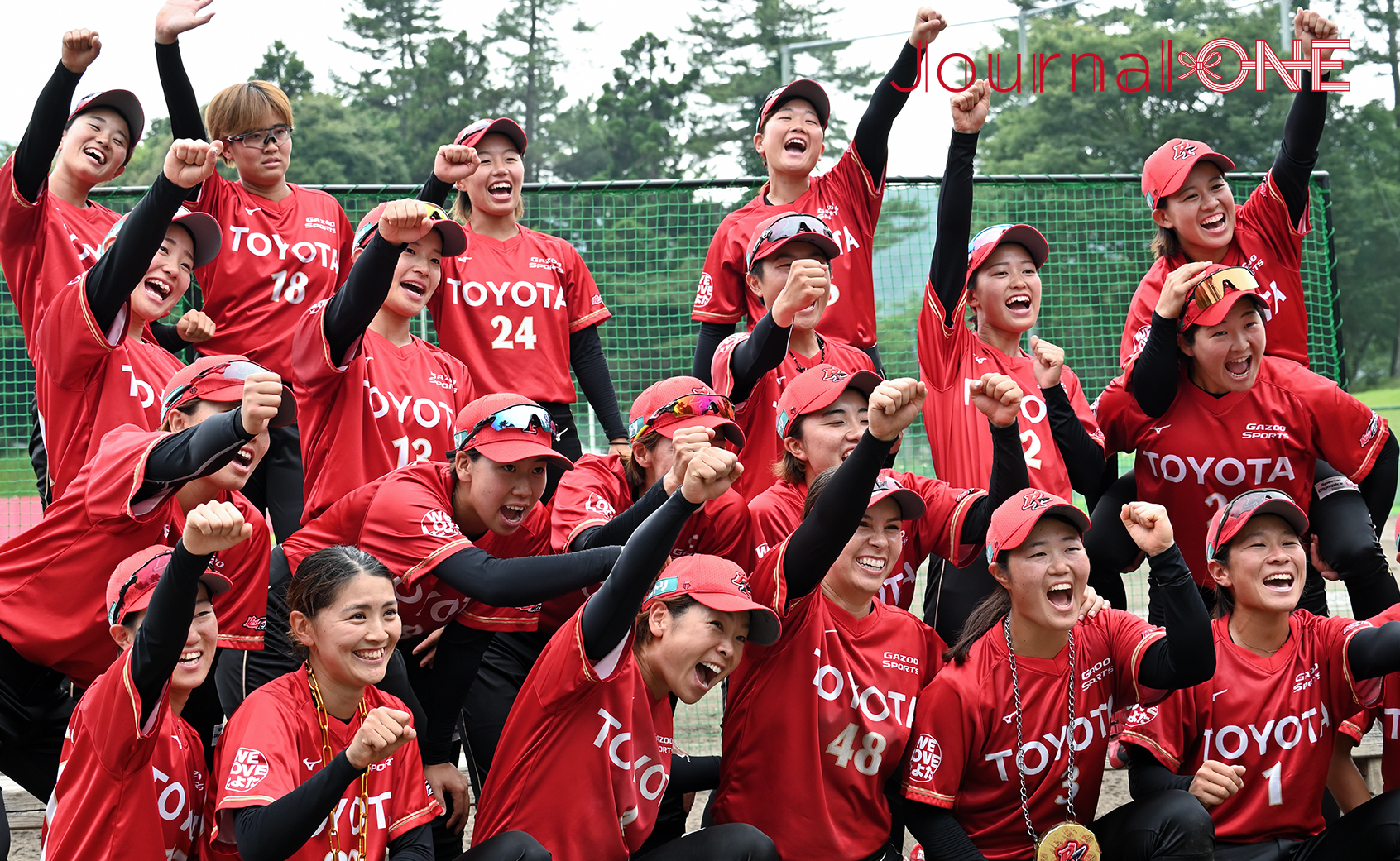 女子ソフトボール JDリーグ交流戦 予備節 トヨタレッドテリアーズ 勝利を喜ぶ選手たち-Journal-ONE撮影