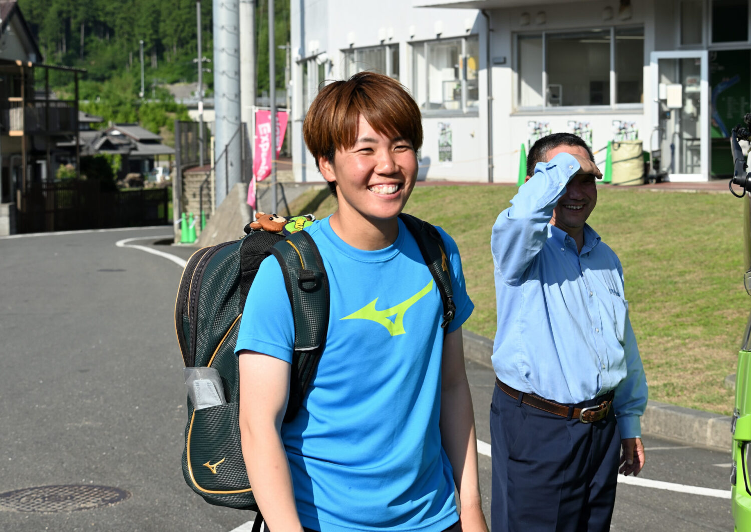 女子ソフトボール JDリーグ交流戦 最終戦 西予市立宇和中学ソフトボール部の皆さんにコメントする伊予銀行ヴェールズの庄司奈々投手-Journal-ONE撮影