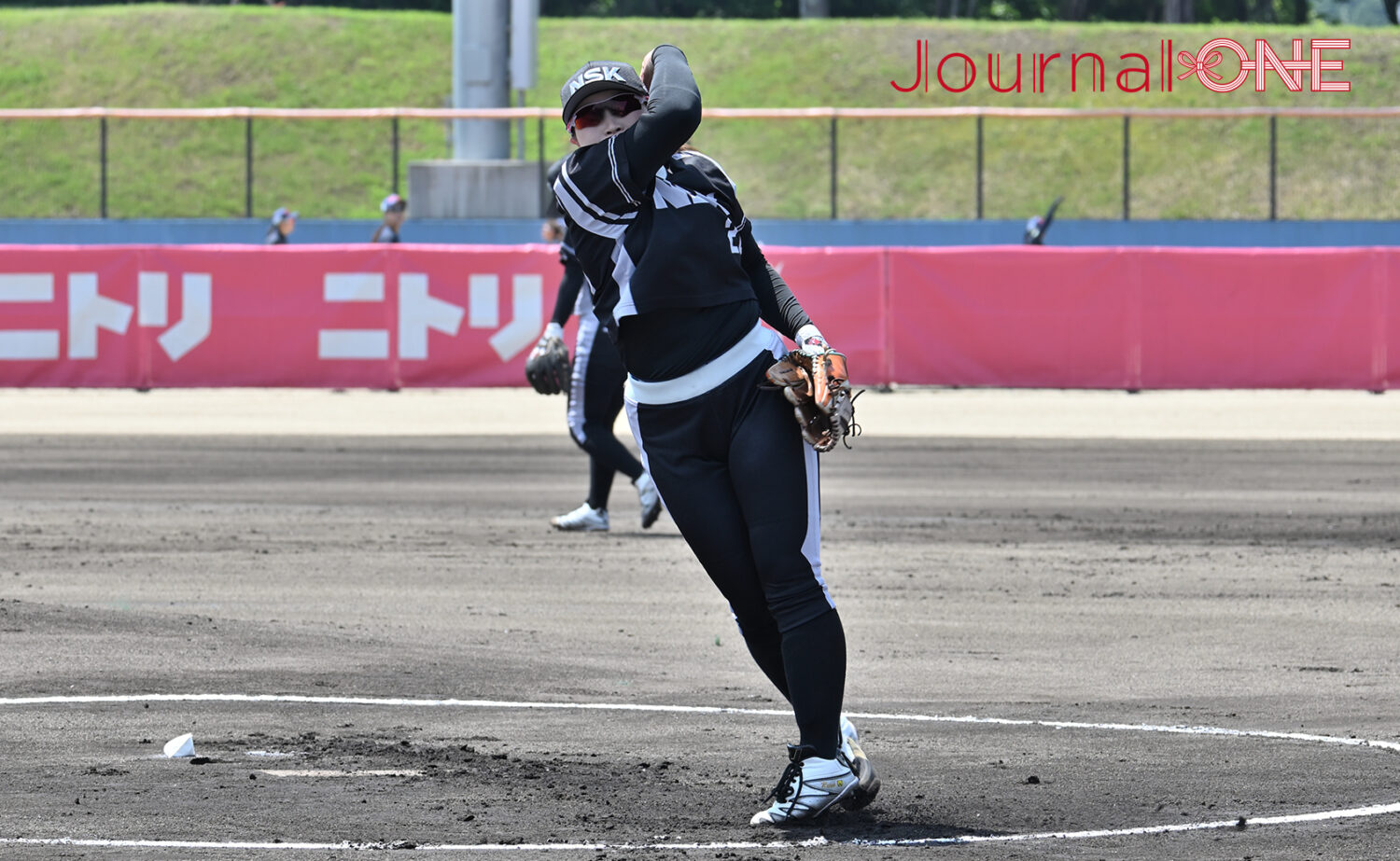 女子ソフトボール JDリーグ交流戦 2戦にわたって力投する日本精工ブレイブベアリーズの山田 玲菜投手-Journal-ONE撮影
