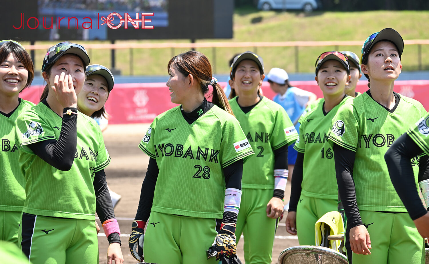 女子ソフトボール JDリーグ交流戦 最終戦に勝利し喜ぶ伊予銀行ヴェールズの選手たち-Journal-ONE撮影