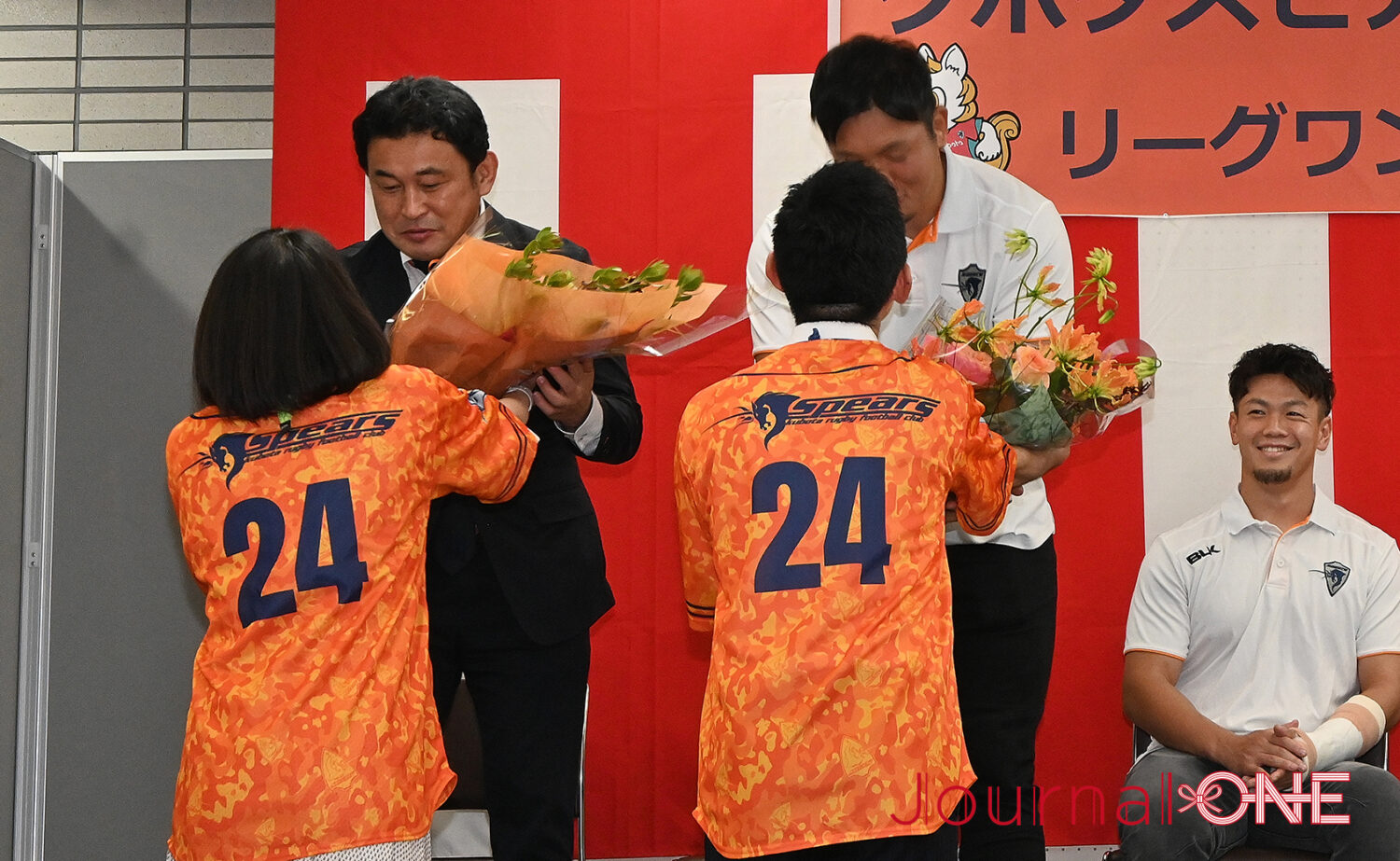ラグビー リーグワン 優勝したクボタスピアーズ船橋・東京ベイの優勝報告会(船橋市役所)で花束を受け取る青木祐樹選手-Journal-ONE撮影