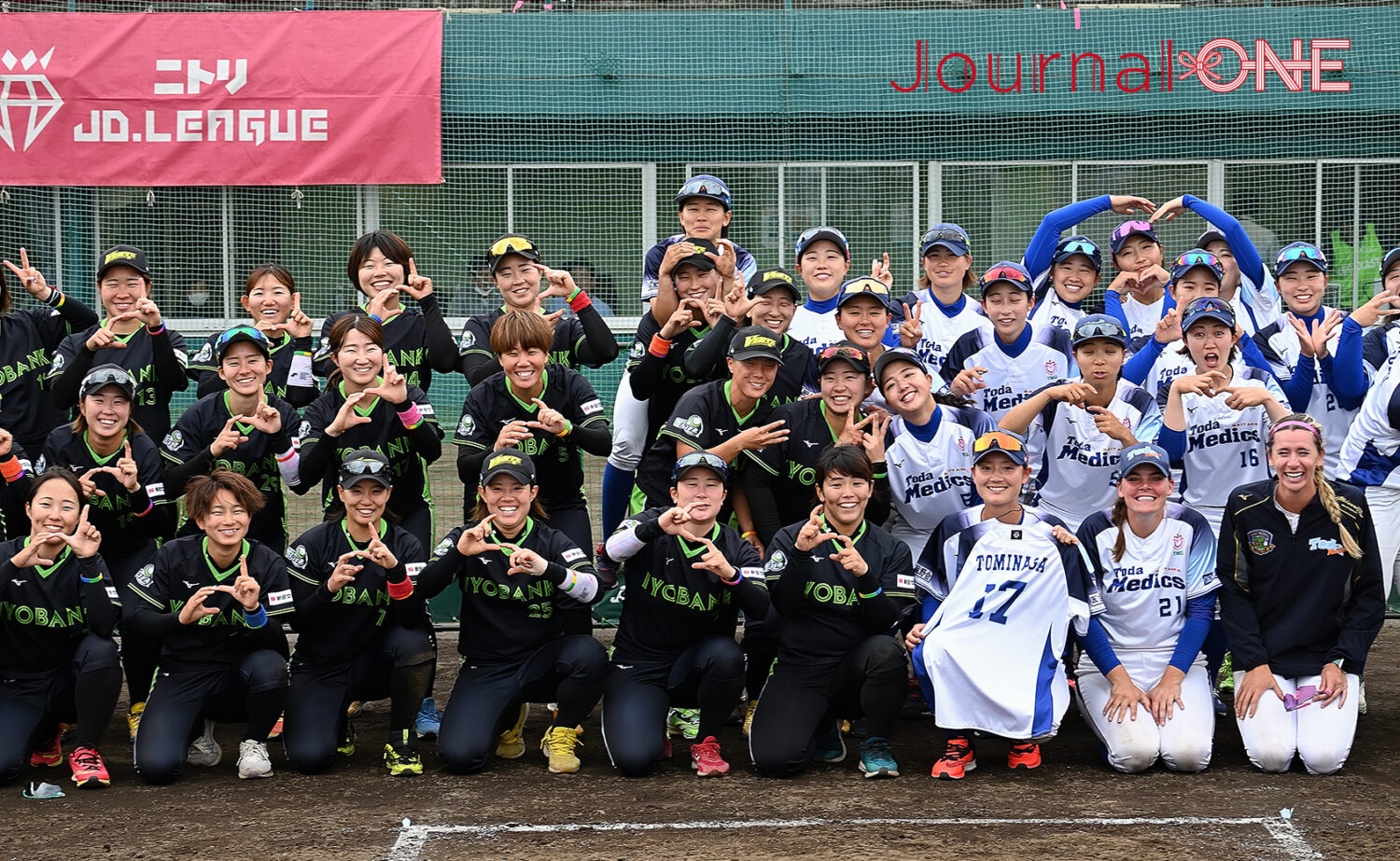 女子ソフトボール JDリーグ交流戦 第2ラウンドで対戦した戸田中央メディックス埼玉と伊予銀行ヴェールズの選手たち-Journal-ONE撮影