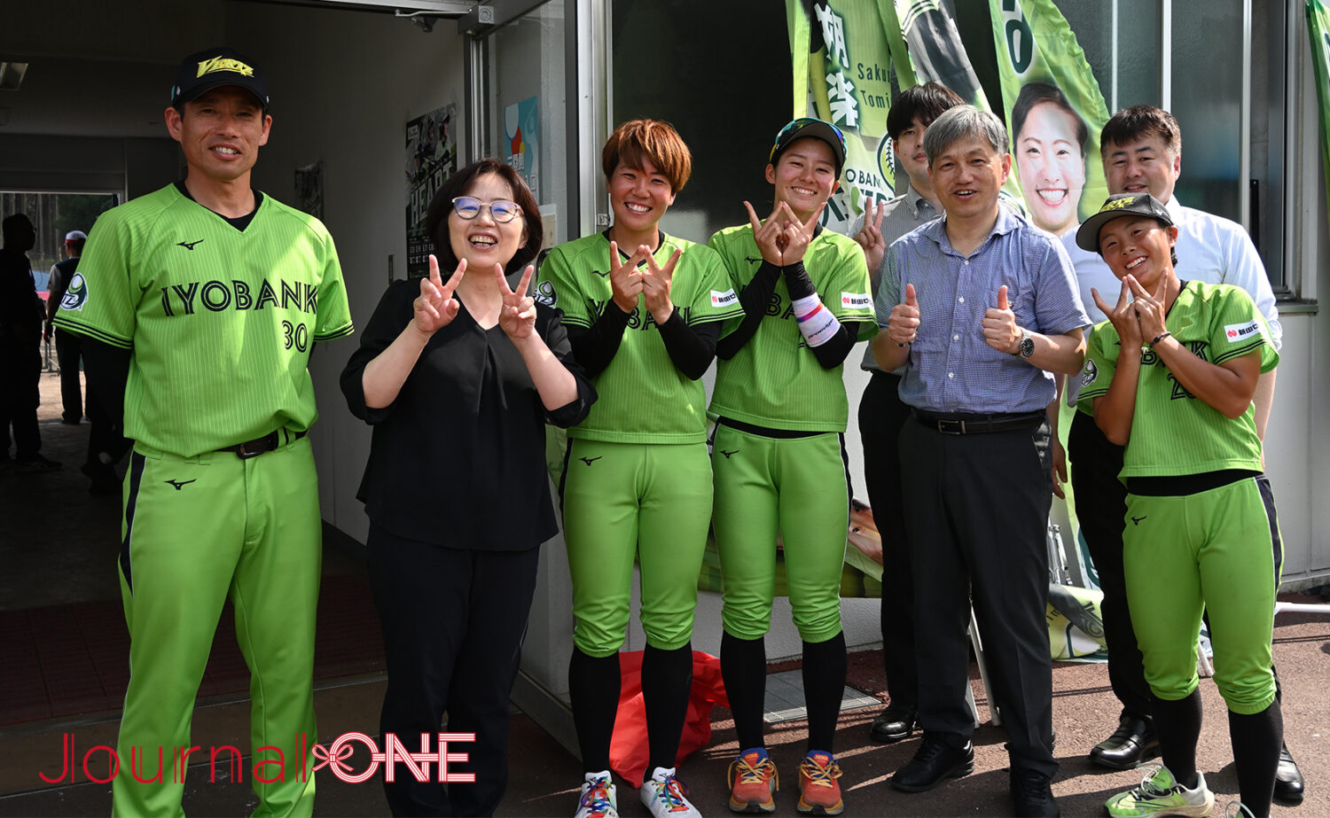 女子ソフトボール JDリーグ交流戦 西予ラウンドの応援に駆け付けたJR四国の皆さんと再会する伊予銀行VERTZの庄司 奈々投手、辻井 美波選手、吉金 亜希子選手、石村 寛監督-Journal-ONE撮影