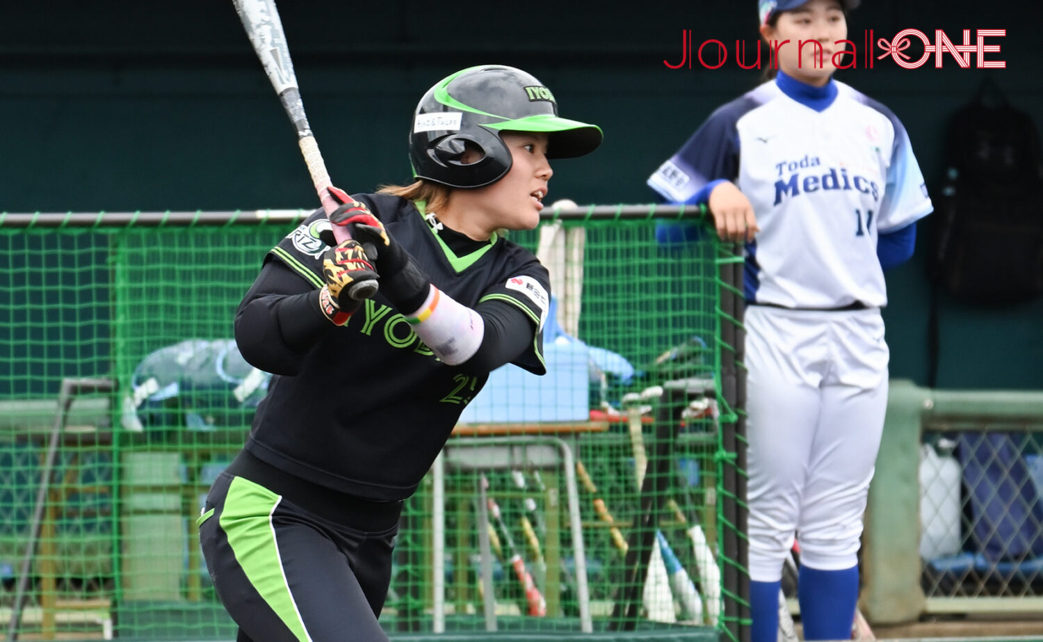 女子ソフトボール JDリーグ交流戦 代打で安打を放つ瀧川愛美選手（伊予銀行ヴェールズ）-Journal-ONE撮影