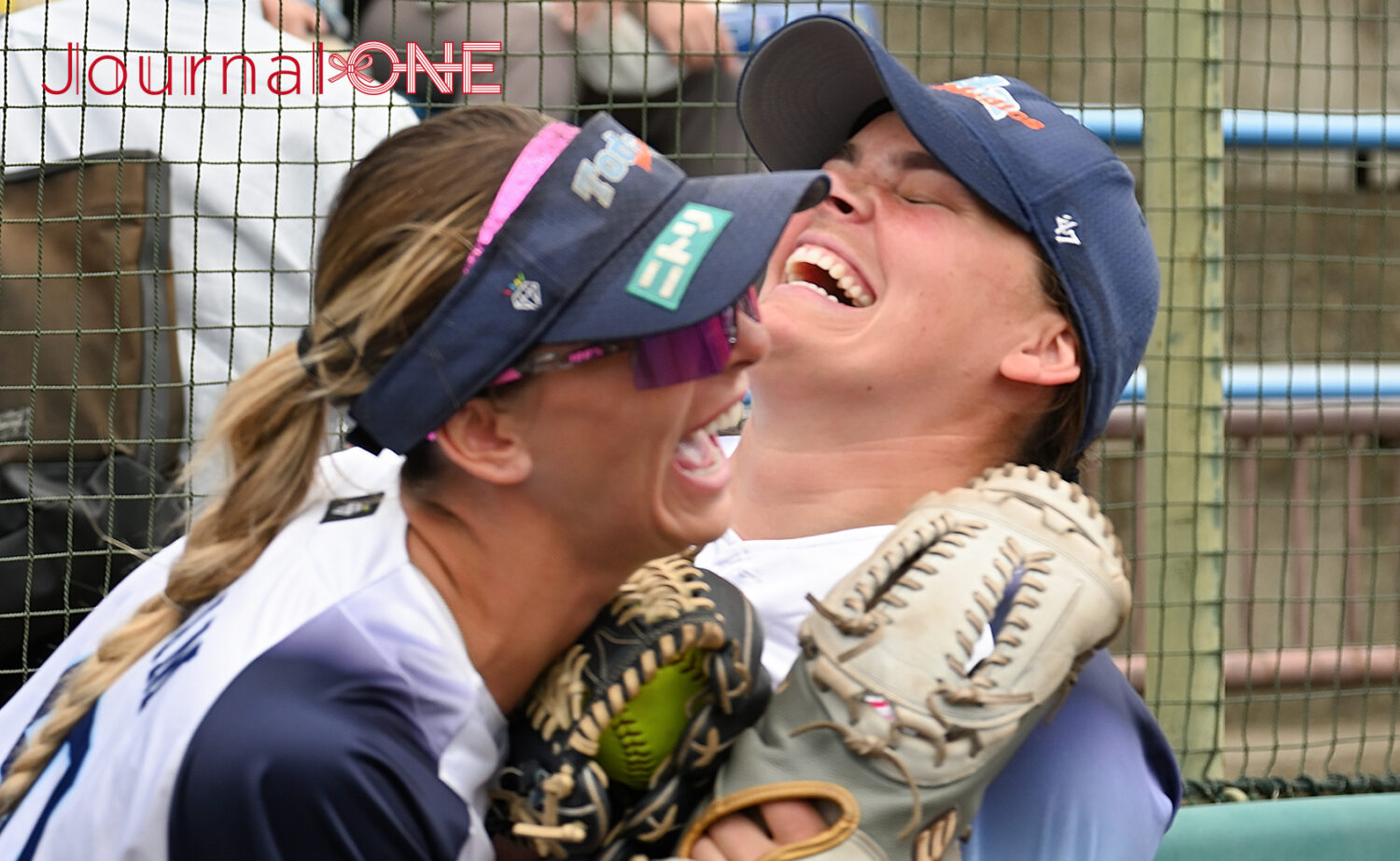 女子ソフトボール JDリーグ交流戦 戸田中央メディックス埼玉のAlyssa Denham(アリッサ・デンハム)投手とGwen Svekis(グウェン・スヴェキス)捕手-Journal-ONE撮影