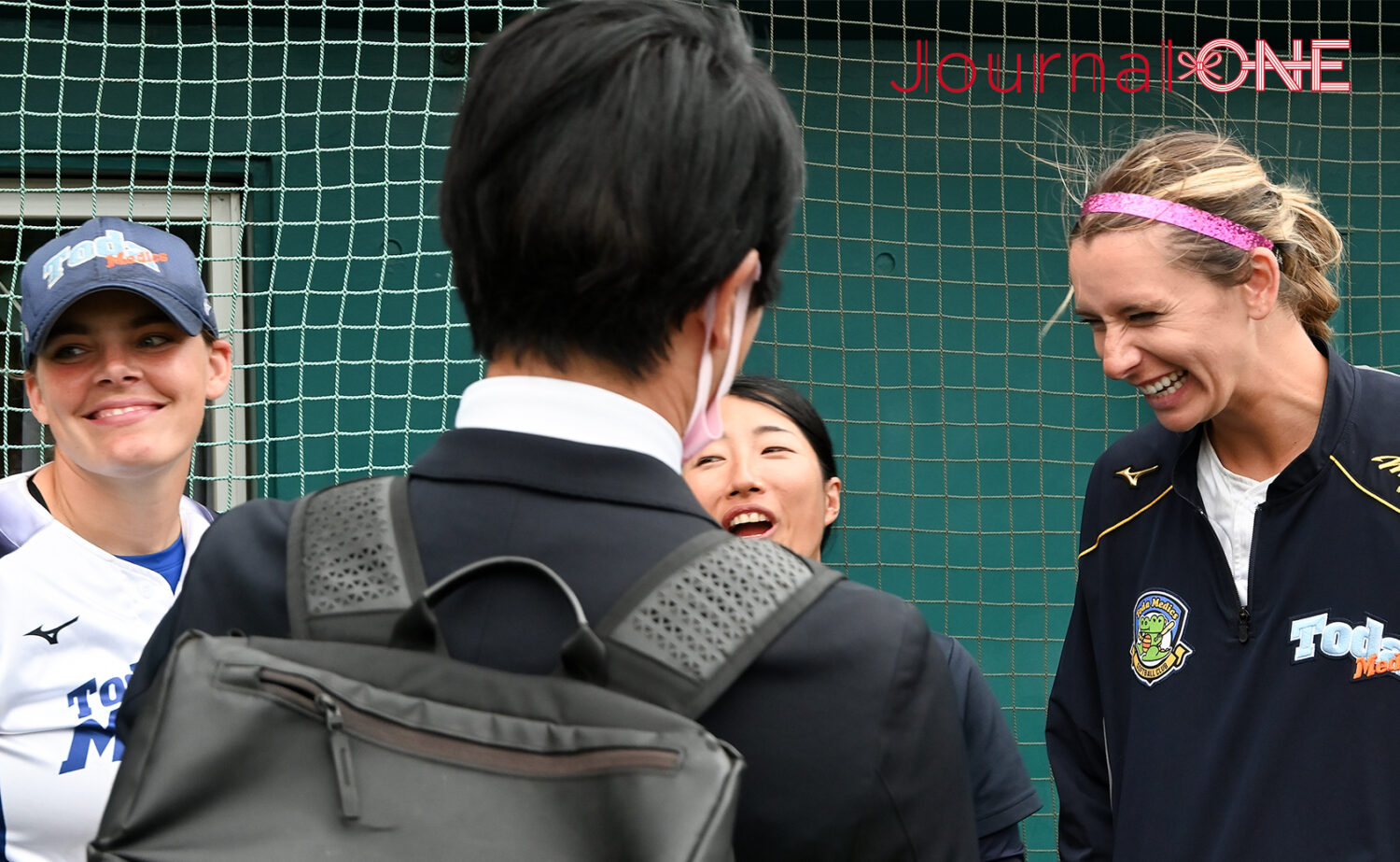 女子ソフトボール JDリーグ交流戦 戸田中央メディックス埼玉のAlyssa Denham（アリッサ・デンハム）投手とGwen Svekis（グウェン・スヴェキス）捕手-Journal-ONE撮影