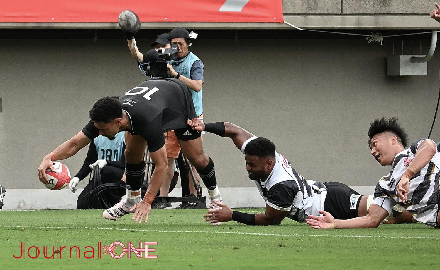 リポビタンD2023| JAPAN XV vs All Blacks XV| 逆転のトライを決めるSO Stephen Perofeta(スティーヴン・ペロフェタ)選手-Journal-ONE撮影