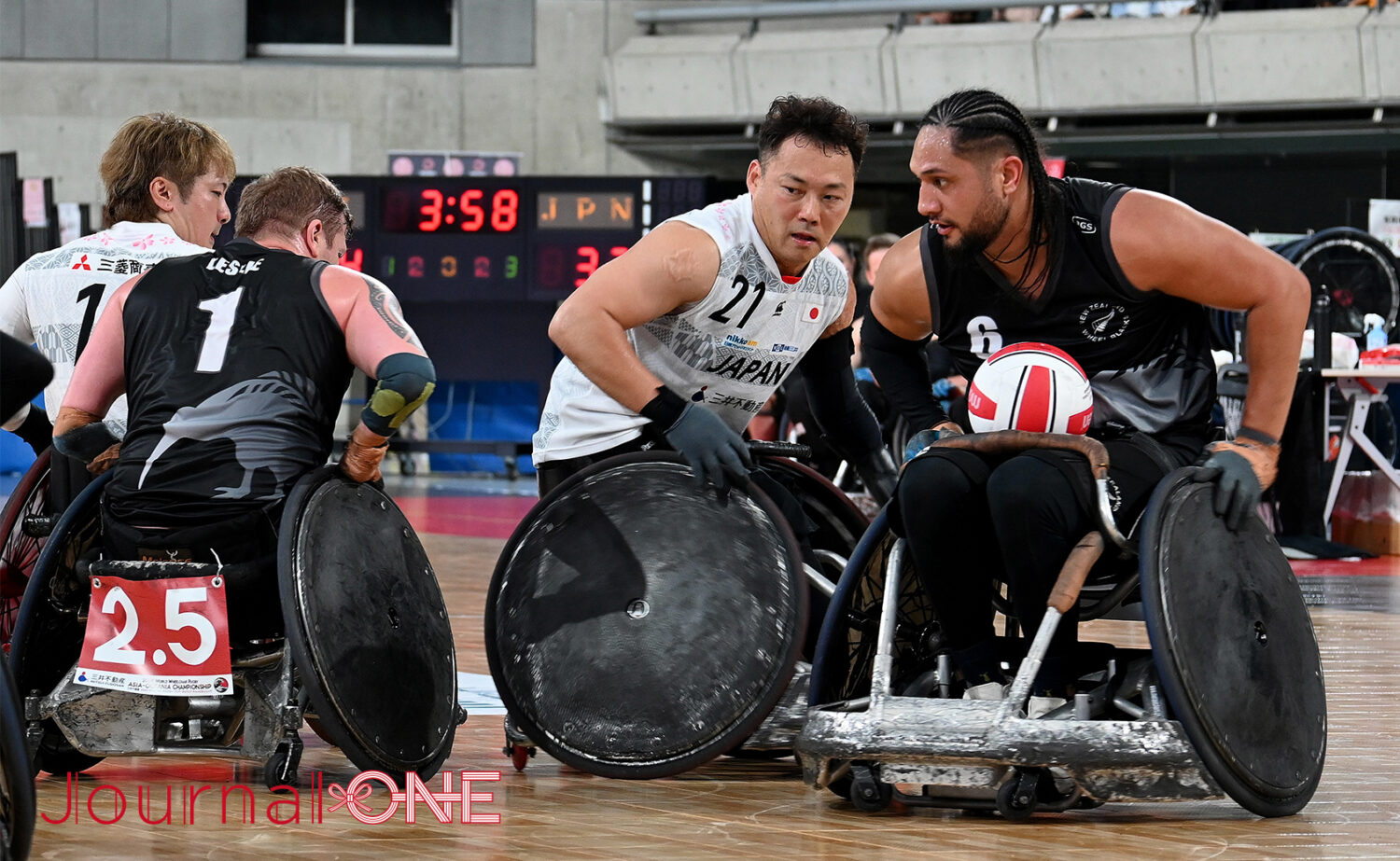 車いすラグビー アジアオセアニアカップ2023 日本vsニュージーランド戦でHayden選手と競う池透暢選手-Journal-ONE撮影