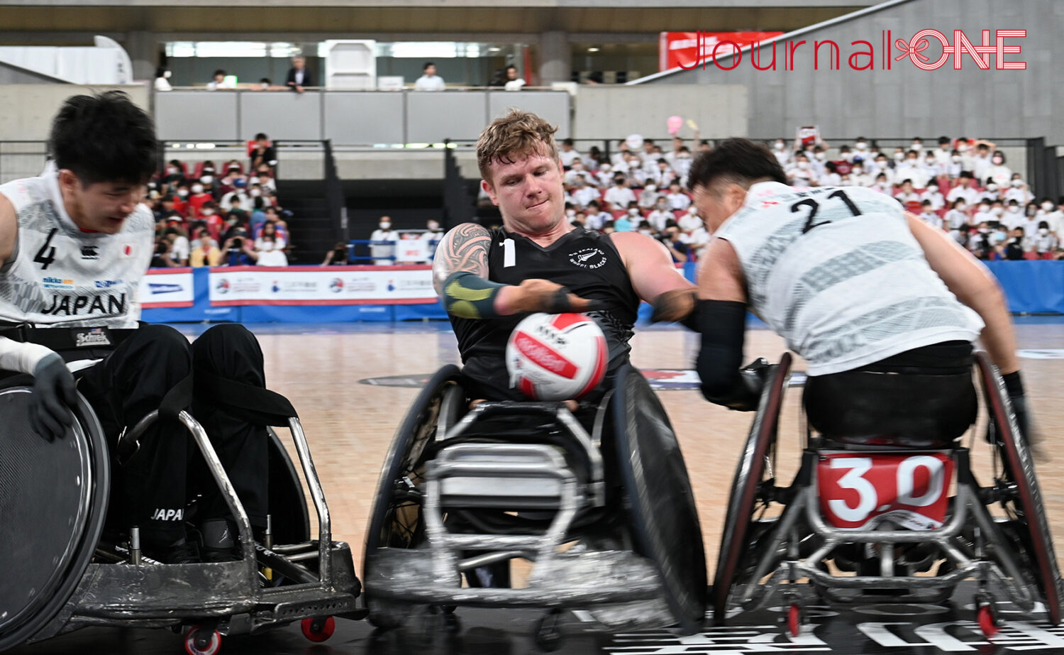 車いすラグビー アジアオセアニアカップ2023 日本vsニュージーランド戦で日本代表主将の池透暢選手と副主将の羽賀理之選手のコンビディフェンス-Journal-ONE撮影